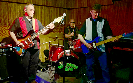 Image of the Aquatudes playing