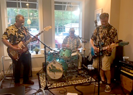 Image of the Aquatudes playing