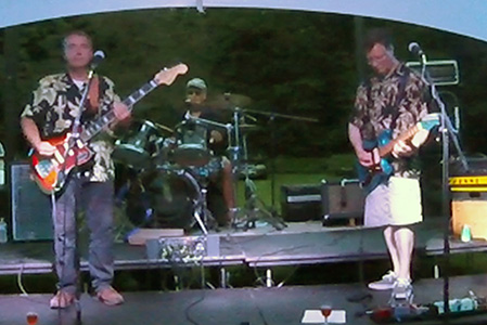 Image of the Aquatudes playing